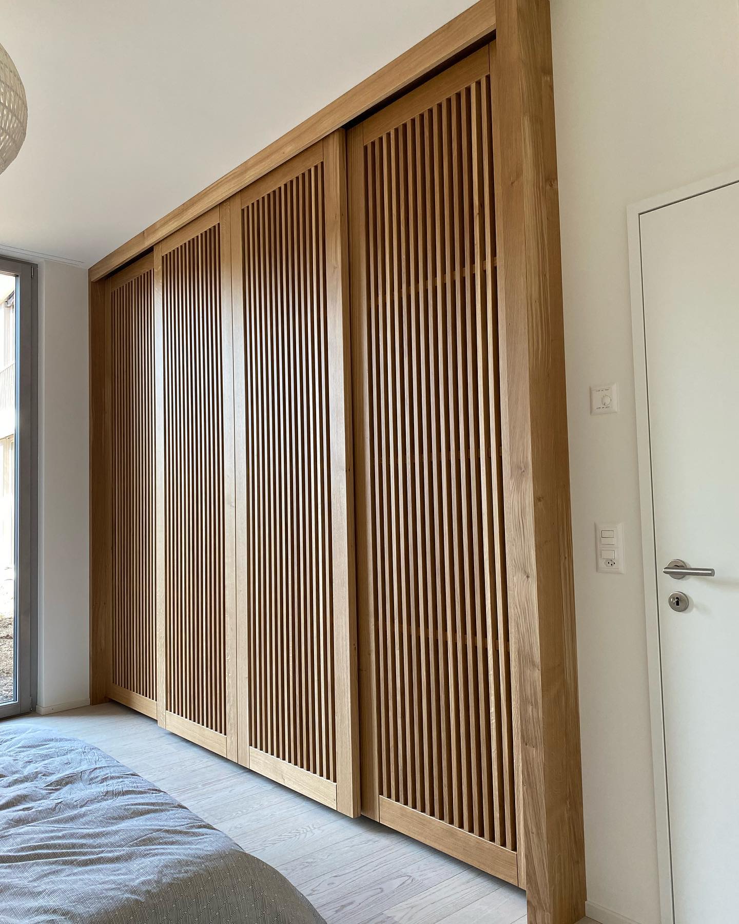 277302655_407599961283461_1311179175295807190_N | Ebenisterie Agencement Graff L’élégance intemporelle d’un dressing avec façades ajourées en bois massif Sélestat 3